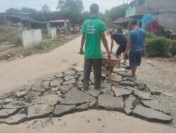 ​Warga Kampung Tupah Swadaya Perbaiki Jalan Utama yang Rusak Akibat Banjir Bandang
