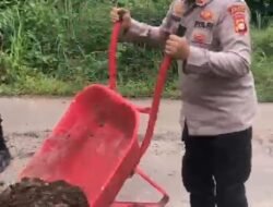 Kapolsek BTS Ulu Polres Musi Rawas Respon Cepat Timbun Jalan Berlubang Cegah Kecelakaan