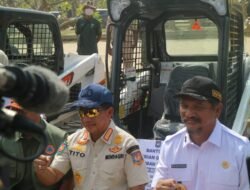 Percepat Pemulihan Pasca-Banjir, Kemendagri Serahkan Alat Berat dan Ribuan Perlengkapan Kebersihan ke Aceh Tamiang