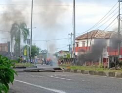 Timika Memanas: Warga Bakar Ban dan Blokade Jalan Ahmad Yani Buntut Tewasnya SL
