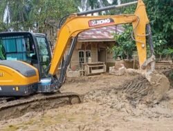 PT Adhi Karya Terjunkan Alat Berat Bersihkan Sisa Lumpur Pascabanjir di Kampung Alur Bemban