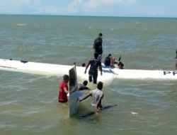 Terdorong Angin Kencang, Pesawat Smart Air PK-SNS Mendarat di Perairan Pantai Karadiri Nabire