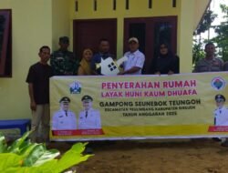Camat Peulimbang Serahkan Dua Unit Rumah Layak Huni di Gampong Seuneubok Teungoh