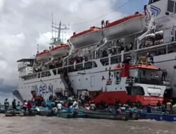 Buntut Dermaga Agats Ambruk, KM Sirimau yang Berangkat dari Timika Bongkar Muat Barang di Tengah Sungai