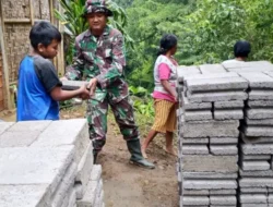 Merasa Senang Rumahnya Direhab TMMD Reg ke 127, Bocah 11 Tahun Turut Membantu Melansir Material