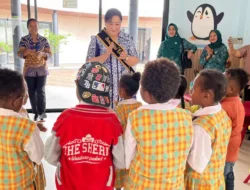 Ketua TP-PKK Mimika Kunjungi PAUD Amoro dan Perjuangkan Murid Siap Masuk SD