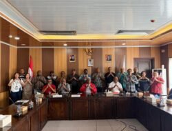Dengarkan Aspirasi Warga Moker, Pemkab Mimika Kedepankan Pendekatan Kemanusiaan