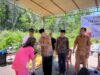 Ismeth Abdullah Salurkan Bantuan Sembako Kepada Warga Kurang Mampu di Kampung Suka Jaya