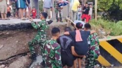 ​Jembatan Asam Tiga Kupang Ambruk, Personel Brigif 21/Komodo Gerak Cepat di Lapangan