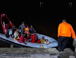 Balita 1,5 Tahun Selamat 8 Penumpang Dievakuasi dari Long Boat yang Tenggelam di Muara Bokap