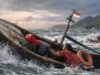 Satu Personil Jatuh, Saat Perahu Rombongan Aplosan Pengamanan Kapiraya Dihantam Ombak