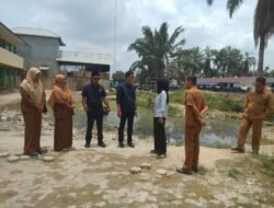 DPRK Aceh Tamiang Tinjau Genangan Air di Halaman SDN 2 Karang Bundar, Ini Penyebabnya