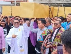 Wapres Gibran Ikut Pikul Salib dalam Pawai Paskah Pemuda GMIT di Kupang