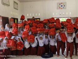 Tumbuhkan Semangat Belajar, Yayasan Geutanyoe Salurkan 123 Paket ‘Education Kit’ di SDN Tanjung Rambut