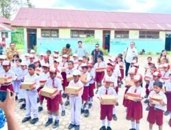 VIRAL Sepatu Robek: Bantuan Cepat Sabam Rajagukguk Hadirkan Haru di Samosir