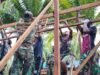 Satgas TMMD dan Warga, Gotong Royong Memasang Rangka Rumah Bapak Niko Makare