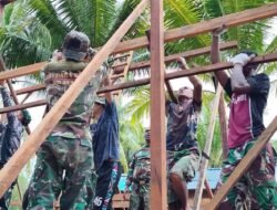 Satgas TMMD dan Warga, Gotong Royong Memasang Rangka Rumah Bapak Niko Makare