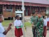 Satgas TMMD Kodim 1710/Mimika Dampingi Latihan Upacara Hardiknas di SD Naena Keakwa