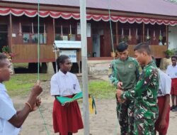 Satgas TMMD Kodim 1710/Mimika Dampingi Latihan Upacara Hardiknas di SD Naena Keakwa
