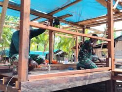 Memasuki Awal Minggu Kedua, Satgas TMMD Kodim 1710/Mimika Mulai Mengerjakan Pemasangan Rangka Dinding Rumah.