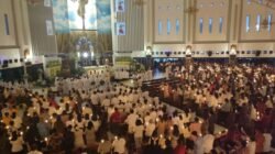 Malam Paskah di Gereja Katedral Tiga Raja, Uskup Timika Soroti Kekerasan di Tanah Papua