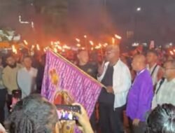 Lepas Pawai Obor Paskah, Bupati Mimika Ajak Umat Tinggalkan Konflik Demi Kehidupan yang Lebih Baik