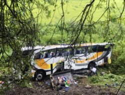 Bus Pariwisata dari BatuBara Membawa Rombongan Masuk Jurang di Desa Jangga Toba.