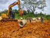 Satgas TMMD Ke 128 Kodim 0420/Sarko Buatkan Saluran Drainase Di Lokasi Perbaikan Jalan .