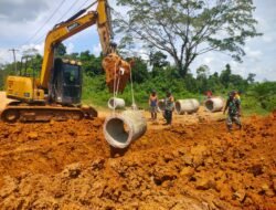 Satgas TMMD Ke 128 Kodim 0420/Sarko Bangun Drainase Di Lokasi Perbaikan Jalan