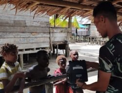 Sebagai Bentuk Kepedulian Satgas TMMD Reg 128 Bagikan Ransum kepada Anak-Anak di Lokasi TMMD