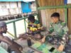 Penuh Keakraban dan Kekeluargaan, Serda Yohanis Patadungan Sambangi Warga di Lokasi TMMD
