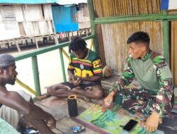 Penuh Keakraban dan Kekeluargaan, Serda Yohanis Patadungan Sambangi Warga di Lokasi TMMD