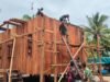 Pembangunan Berlanjut, Satgas TMMD Kodim 1710/Mimika Mulai Pemasangan Rangka Atap