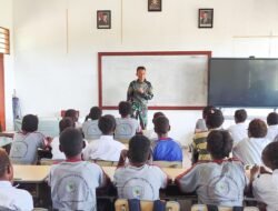 Tanamkan Cinta Tanah Air, Letda Inf Wahyu Aditya Beri Wawasan Kebangsaan kepada Siswa SD Naena Keakwa.