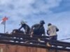 Pengerjaan Rangka Atap Rumah TMMD Jadi Wujud Kebersamaan TNI dan Rakyat