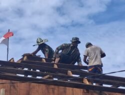 Pengerjaan Rangka Atap Rumah TMMD Jadi Wujud Kebersamaan TNI dan Rakyat