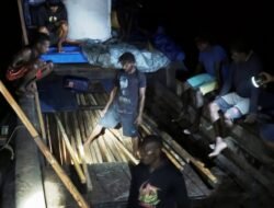 Semangat Kebersamaan Satgas TMMD Reg ke 128 dan Warga dalam Pengangkutan Material Bangunan