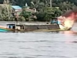 Kapal Motor Pengangkut BBM Terbakar Hebat di DAS Barito. 