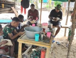Suasana Kehangatan Saat Satgas TMMD ke-128 Nikmati Makan Siang Bersama
