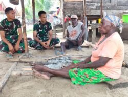 Bangun Kebersamaan, Satgas TMMD Sambangi Rumah Warga Kampung Keakwa