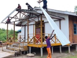 Pembongkaran Teras Gereja untuk Rehabilitasi Dikerjakan dengan Gotong Royong oleh TMMD Reg ke 128 dengan Masyarakat.