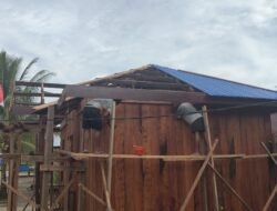 Satgas TMMD Reg ke 128 Kodim 1710/Mimika Lanjutkan Pemasangan Atap