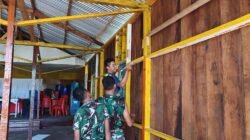 Satgas TMMD Kodim 1710/Mimika Lanjutkan Pemasangan Rangka Dinding Bagian Dalam Gereja Santo Klemens