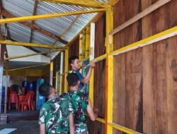 Satgas TMMD Kodim 1710/Mimika Lanjutkan Pemasangan Rangka Dinding Bagian Dalam Gereja Santo Klemens