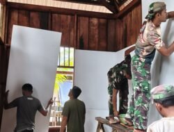 Satgas TMMD Kodim 1710/Mimika Lanjutkan Pemasangan Dinding Kamar Rumah Ibu Natalia Natipiya