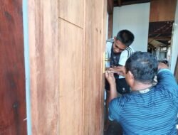 Pembangunan Rumah Ibu Natalia Natipia Dikebut, Satgas TMMD Pasang Pintu Rumah