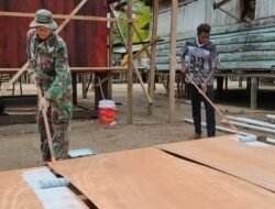 Maksimalkan Pekerjaan, Satgas TMMD Reg ke 128,  Triplek Plafon Rumah Mulai Dicat