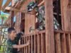 Pembuatan dan Pengecatan Pagar Teras Rumah TMMD Mulai Dikerjakan